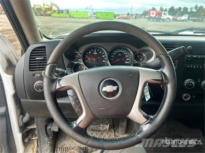 Chevrolet Silverado 1500 4x4 Extended Cab Pickup Outro