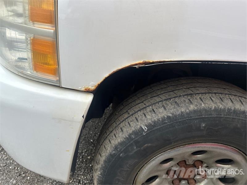 Chevrolet Silverado 1500 4x4 Extended Cab Pickup Outro