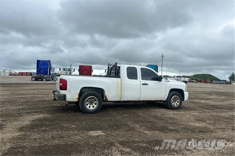 Chevrolet Silverado 1500 4x4 Extended Cab Pickup Outro
