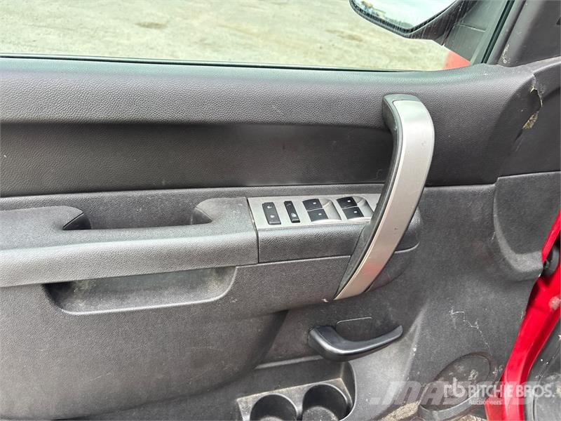 Chevrolet Silverado 1500 LT 4x4 Crew Cab Pickup Övriga bilar