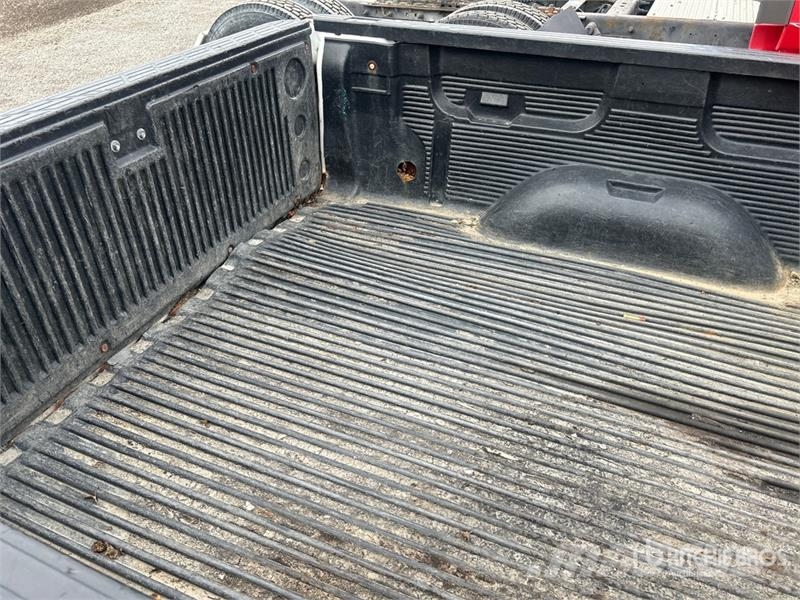 Chevrolet Silverado 1500 4x4 Extended Cab Pickup Outro