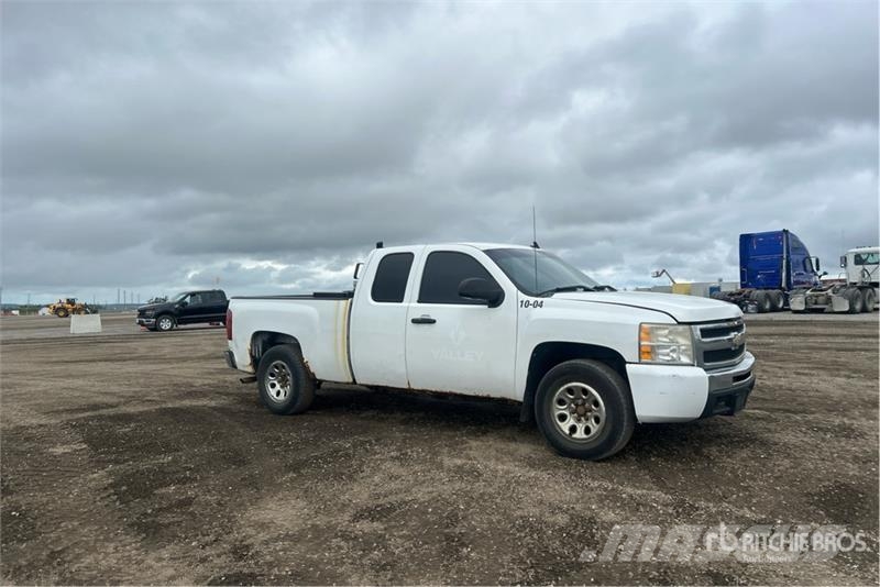 Chevrolet Silverado 1500 4x4 Extended Cab Pickup Outro