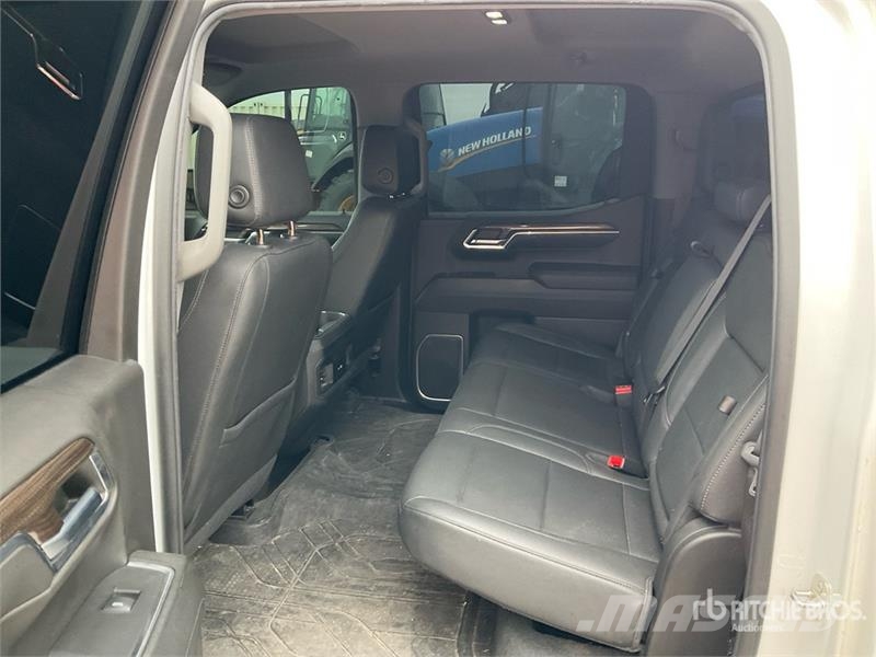 Chevrolet Silverado 1500 LT 4x4 Crew Cab Pickup Egyéb