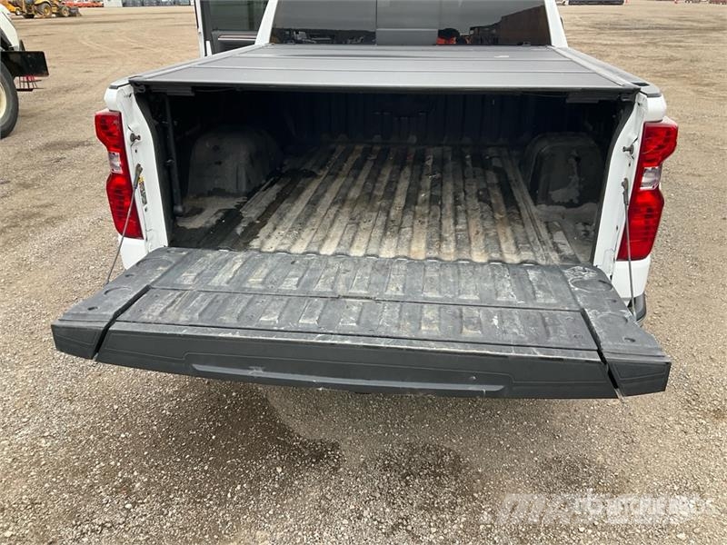 Chevrolet Silverado 1500 LT 4x4 Crew Cab Pickup Egyéb