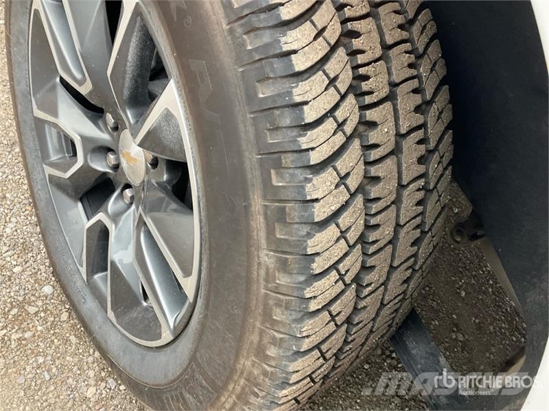 Chevrolet Silverado 1500 LT 4x4 Crew Cab Pickup Egyéb