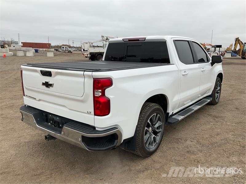Chevrolet Silverado 1500 LT 4x4 Crew Cab Pickup Egyéb