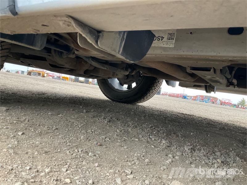 Chevrolet Silverado 1500 LT 4x4 Crew Cab Pickup Egyéb