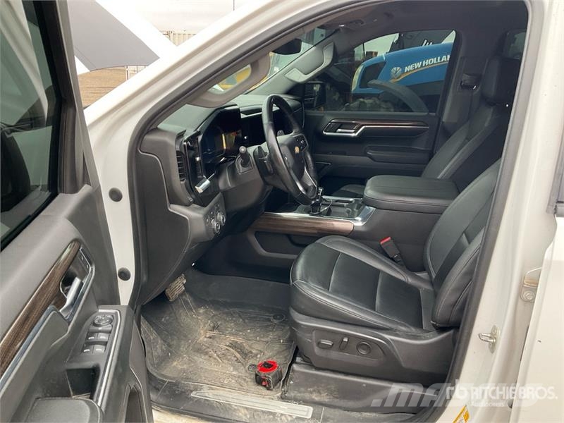 Chevrolet Silverado 1500 LT 4x4 Crew Cab Pickup Egyéb