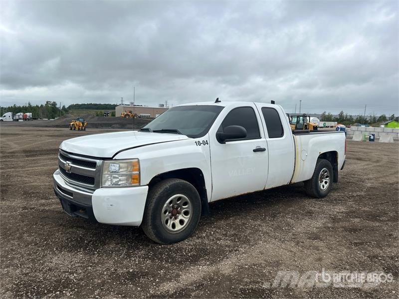 Chevrolet Silverado 1500 4x4 Extended Cab Pickup Outro