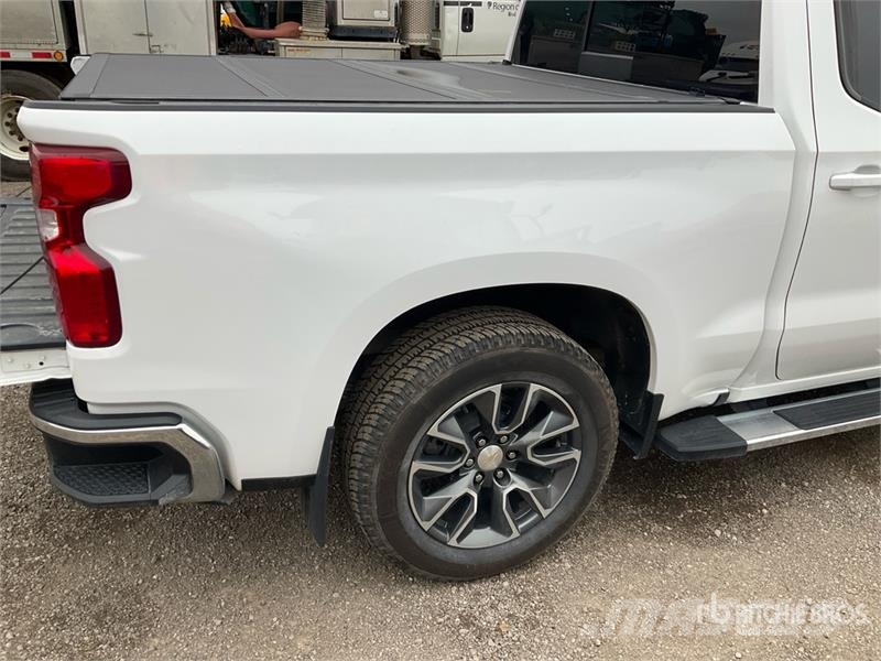 Chevrolet Silverado 1500 LT 4x4 Crew Cab Pickup Egyéb