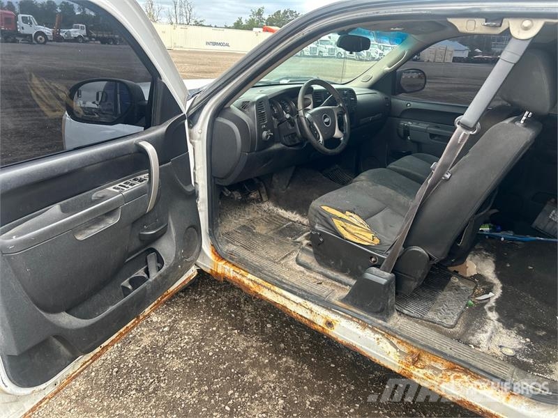 Chevrolet Silverado 1500 4x4 Extended Cab Pickup Outro