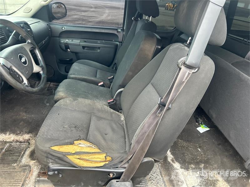 Chevrolet Silverado 1500 4x4 Extended Cab Pickup Outro