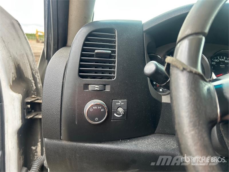 Chevrolet Silverado 1500 4x4 Extended Cab Pickup Outro