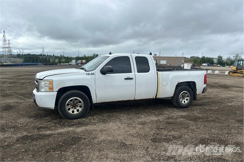 Chevrolet Silverado 1500 4x4 Extended Cab Pickup Outro