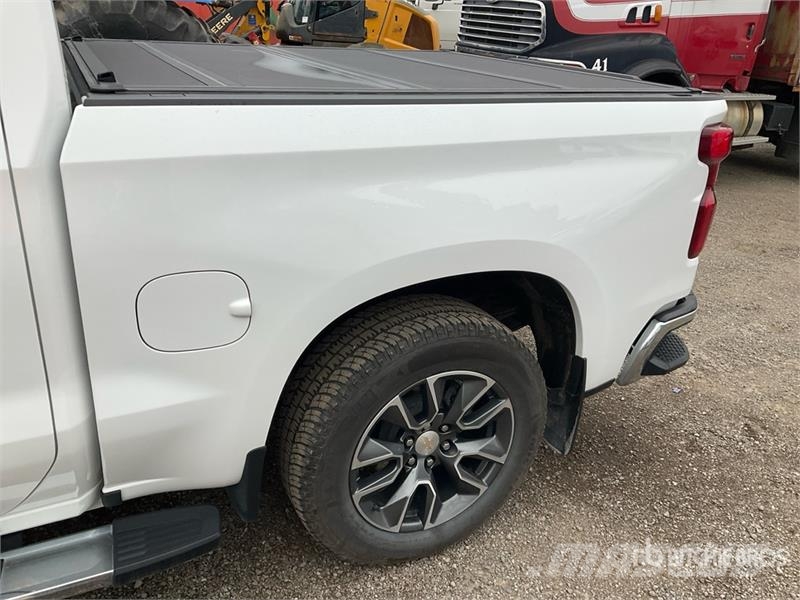 Chevrolet Silverado 1500 LT 4x4 Crew Cab Pickup Egyéb