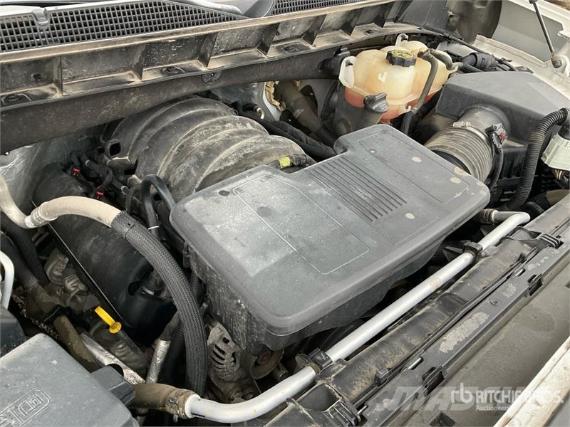 Chevrolet Silverado 1500 LT 4x4 Crew Cab Pickup Egyéb