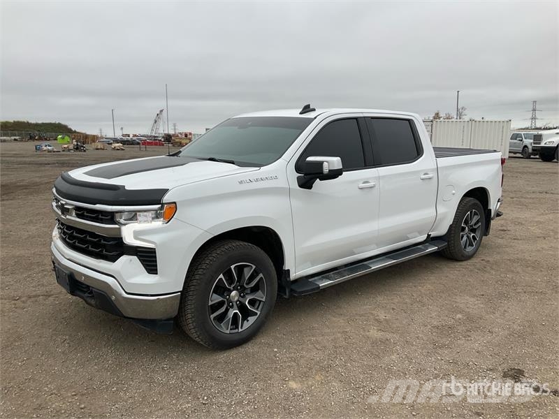 Chevrolet Silverado 1500 LT 4x4 Crew Cab Pickup Egyéb