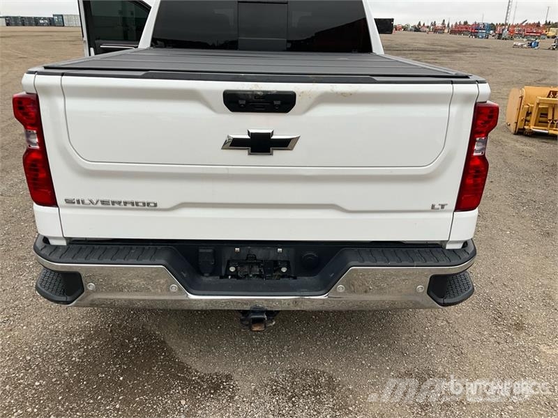 Chevrolet Silverado 1500 LT 4x4 Crew Cab Pickup Egyéb