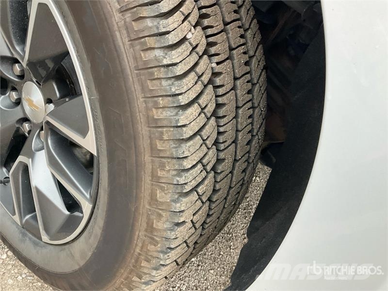 Chevrolet Silverado 1500 LT 4x4 Crew Cab Pickup Egyéb