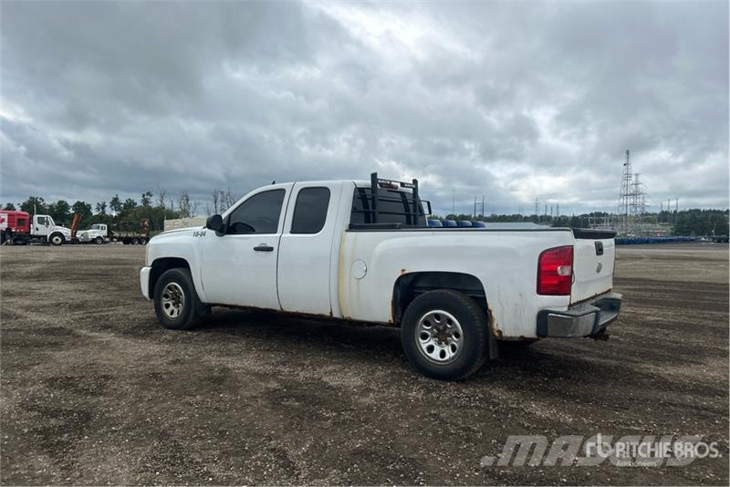 Chevrolet Silverado 1500 4x4 Extended Cab Pickup Outro