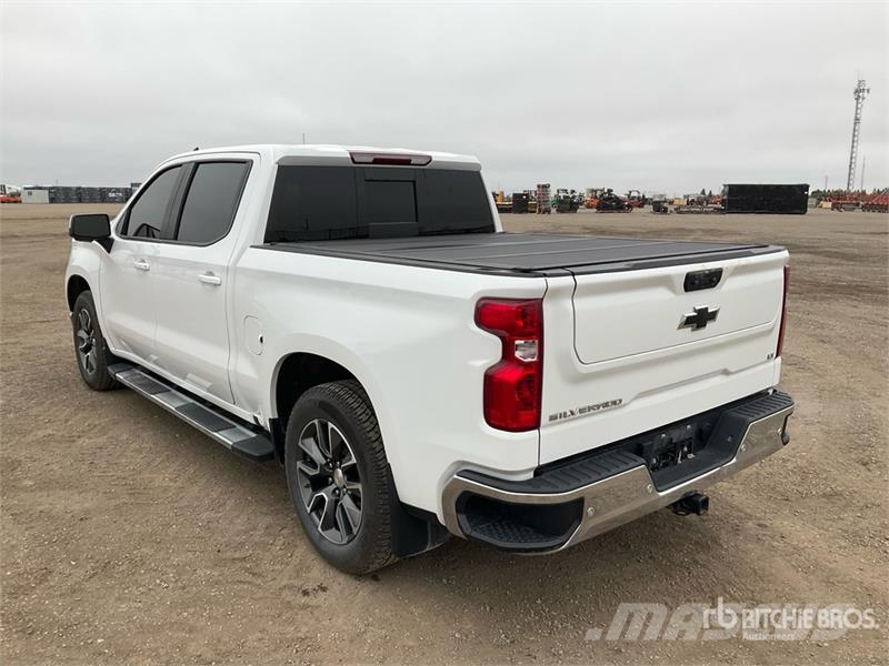 Chevrolet Silverado 1500 LT 4x4 Crew Cab Pickup Egyéb