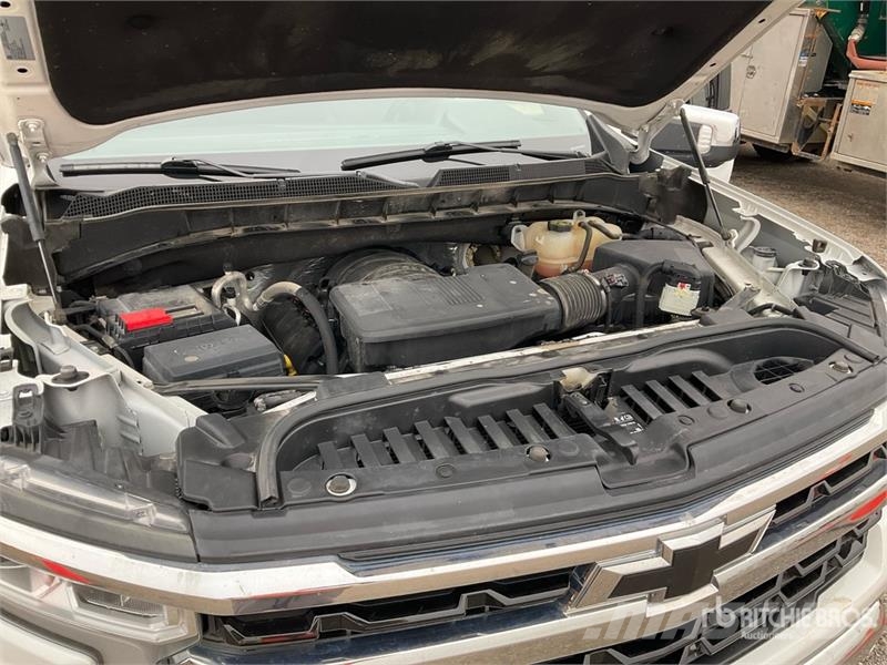 Chevrolet Silverado 1500 LT 4x4 Crew Cab Pickup Egyéb