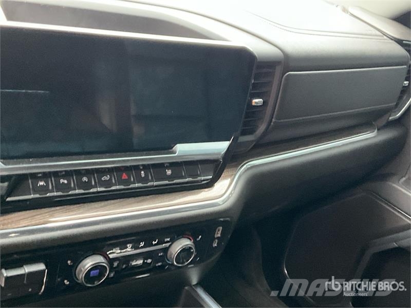 Chevrolet Silverado 1500 LT 4x4 Crew Cab Pickup Egyéb