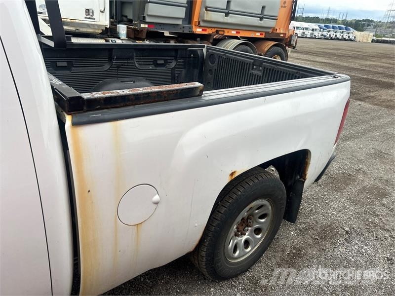 Chevrolet Silverado 1500 4x4 Extended Cab Pickup Outro