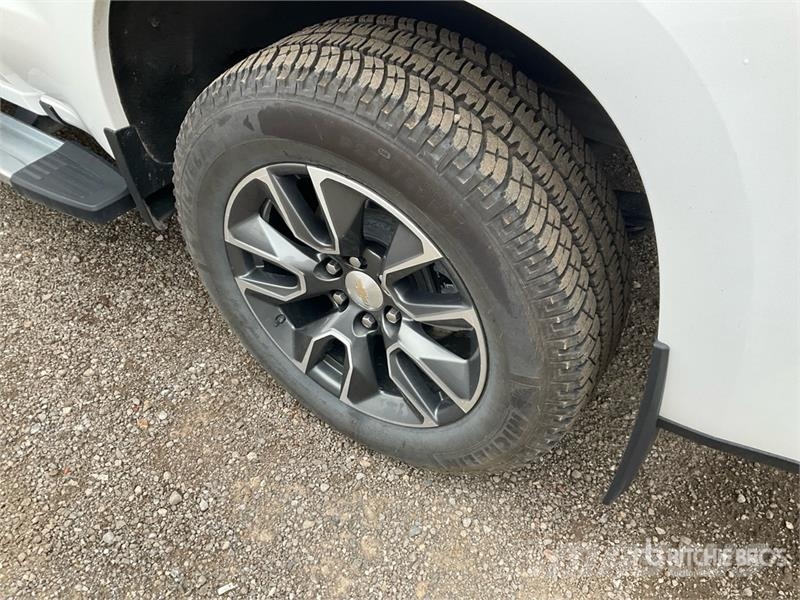 Chevrolet Silverado 1500 LT 4x4 Crew Cab Pickup Egyéb