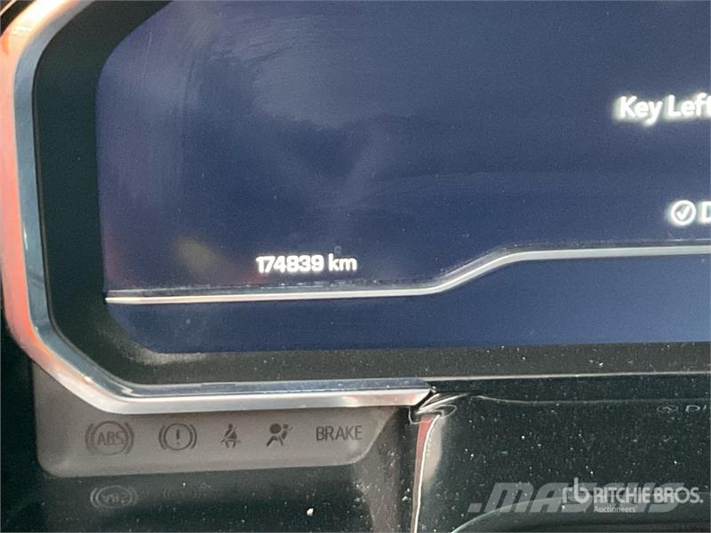 Chevrolet Silverado 1500 LT 4x4 Crew Cab Pickup Egyéb