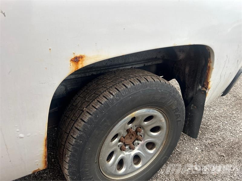 Chevrolet Silverado 1500 4x4 Extended Cab Pickup Outro