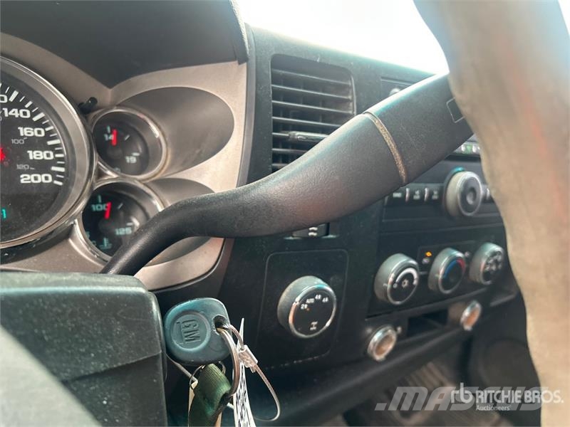 Chevrolet Silverado 1500 4x4 Extended Cab Pickup Outro