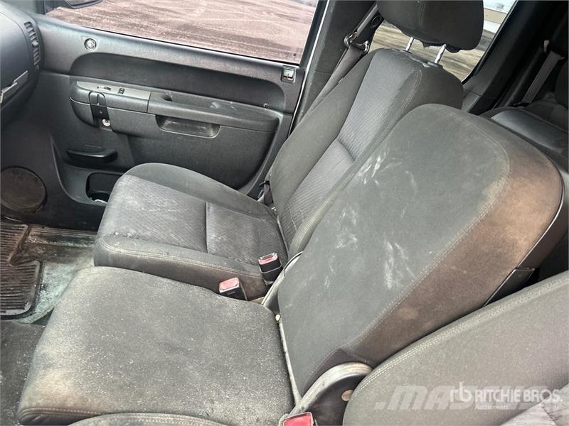 Chevrolet Silverado 1500 4x4 Extended Cab Pickup Outro