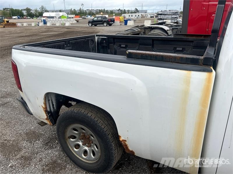 Chevrolet Silverado 1500 4x4 Extended Cab Pickup Outro