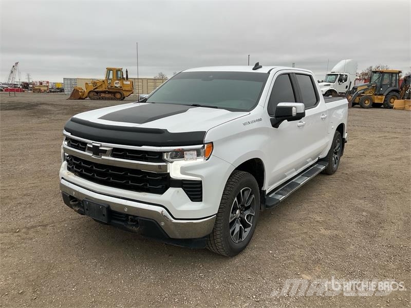 Chevrolet Silverado 1500 LT 4x4 Crew Cab Pickup Egyéb