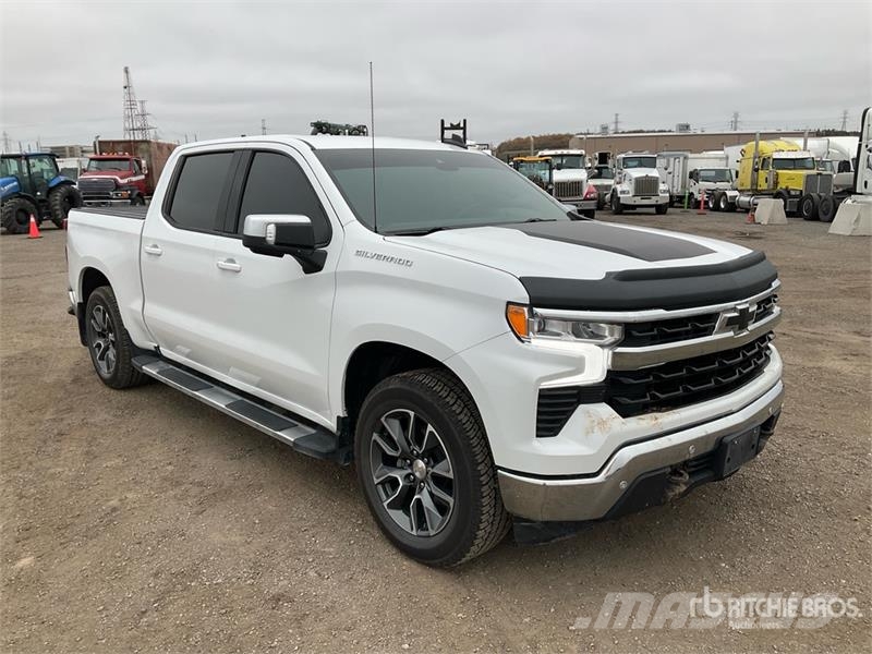 Chevrolet Silverado 1500 LT 4x4 Crew Cab Pickup Egyéb