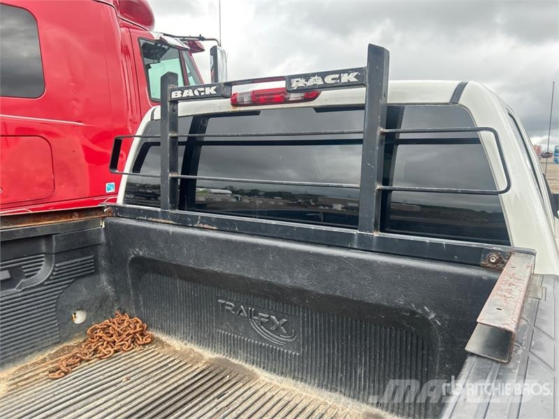 Chevrolet Silverado 1500 4x4 Extended Cab Pickup Outro