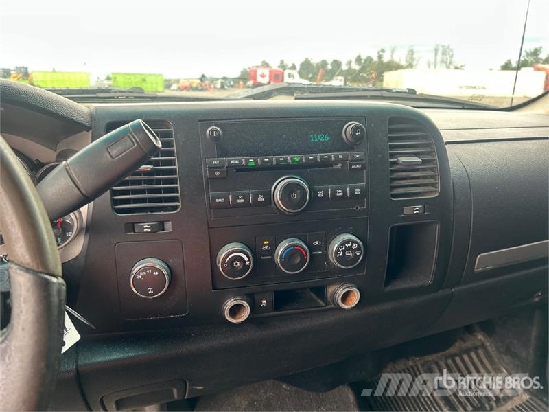 Chevrolet Silverado 1500 4x4 Extended Cab Pickup Outro