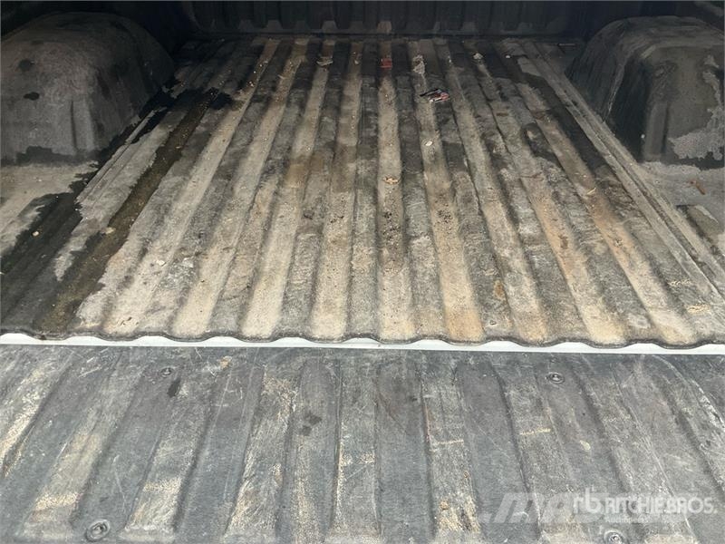 Chevrolet Silverado 1500 LT 4x4 Crew Cab Pickup Egyéb