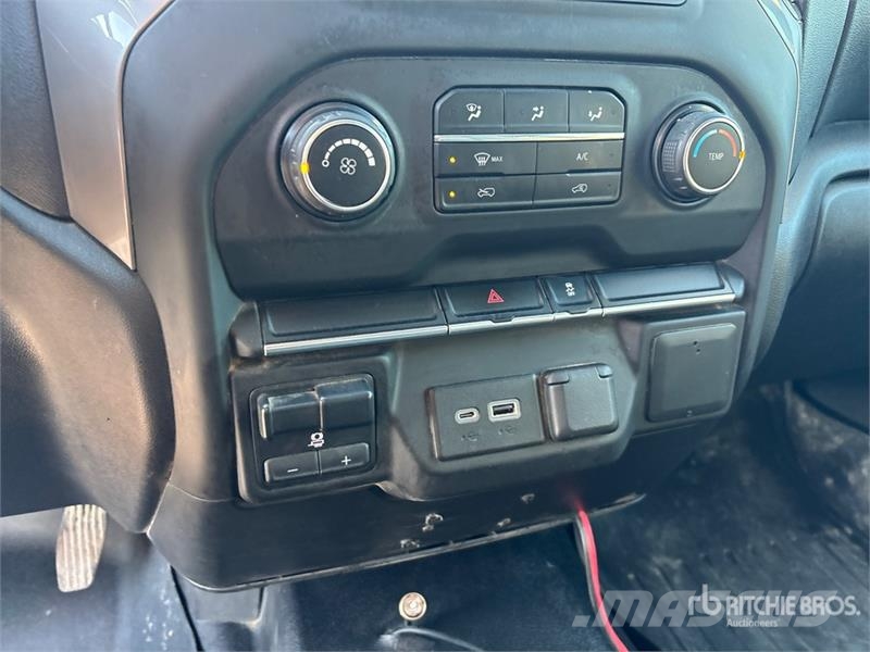 Chevrolet Silverado 1500 4x4 Crew Cab Pickup Další