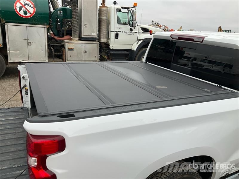 Chevrolet Silverado 1500 LT 4x4 Crew Cab Pickup Egyéb