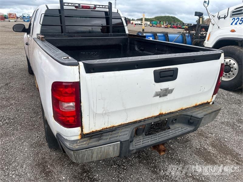 Chevrolet Silverado 1500 4x4 Extended Cab Pickup Outro