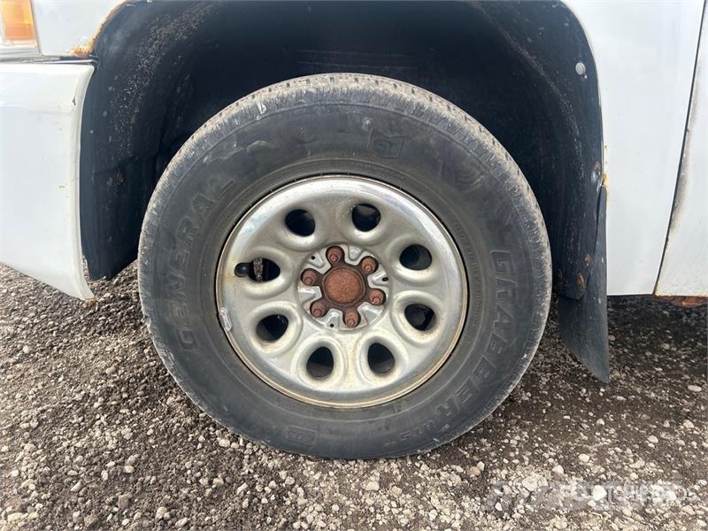 Chevrolet Silverado 1500 4x4 Extended Cab Pickup Outro