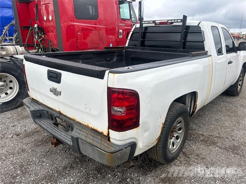 Chevrolet Silverado 1500 4x4 Extended Cab Pickup Outro