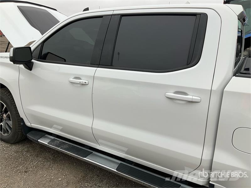 Chevrolet Silverado 1500 LT 4x4 Crew Cab Pickup Egyéb