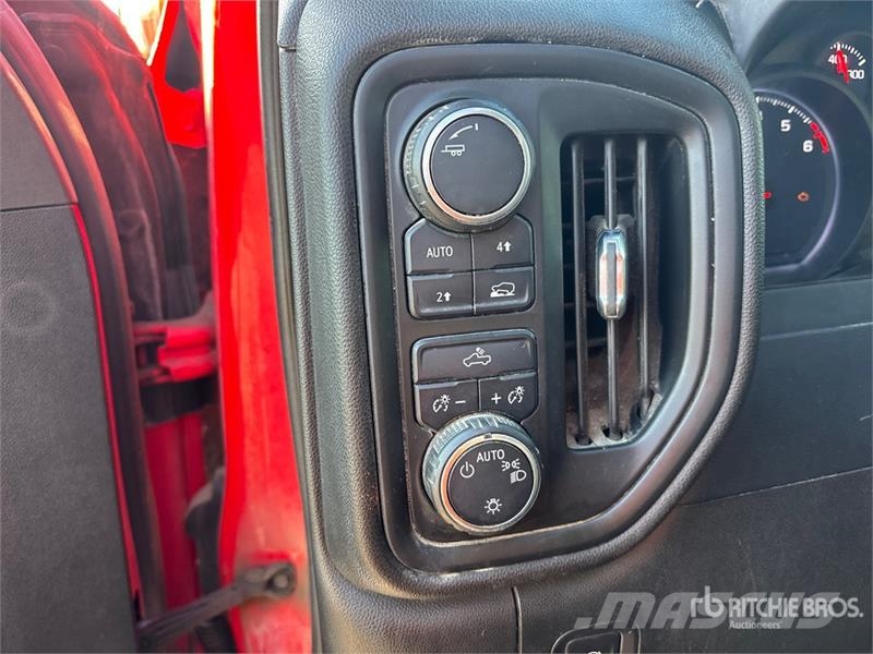 Chevrolet Silverado 1500 4x4 Crew Cab Pickup Další