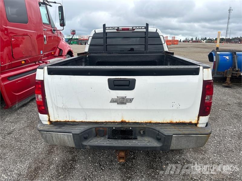 Chevrolet Silverado 1500 4x4 Extended Cab Pickup Outro