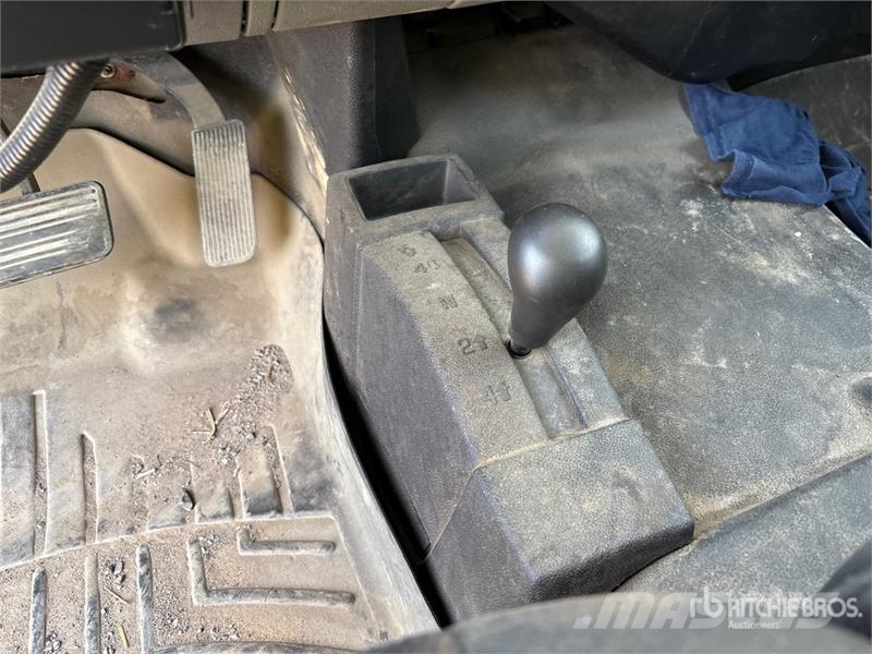Chevrolet Silverado 1500 LS 4x4 Extended Cab Pickup Övriga bilar