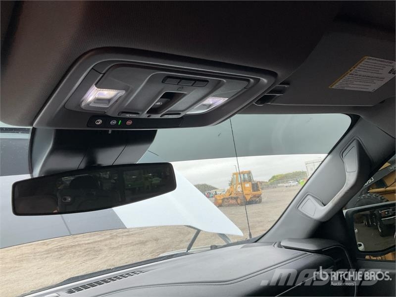 Chevrolet Silverado 1500 LT 4x4 Crew Cab Pickup Egyéb