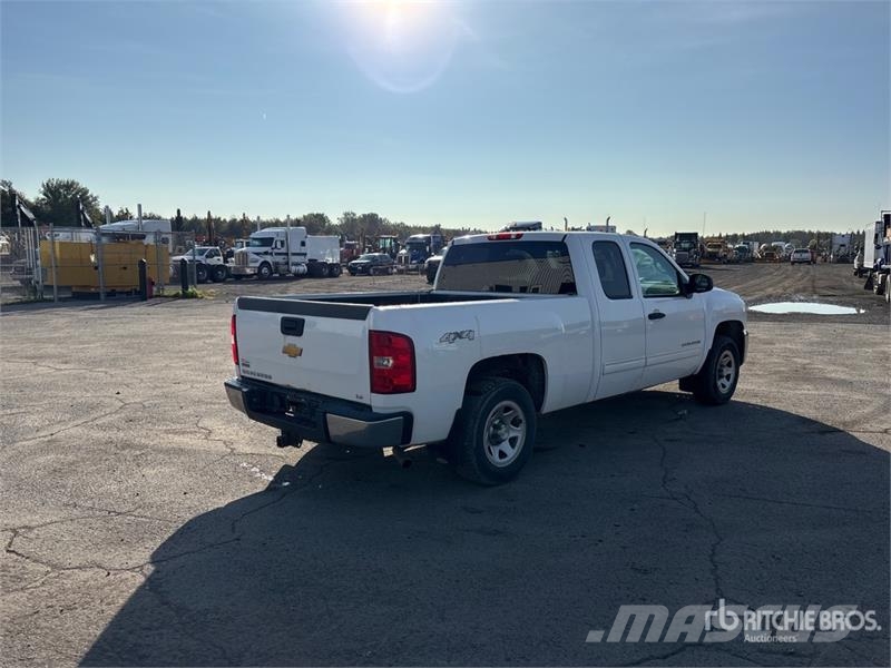 Chevrolet Silverado 1500 LS 4x4 Extended Cab Pickup Övriga bilar